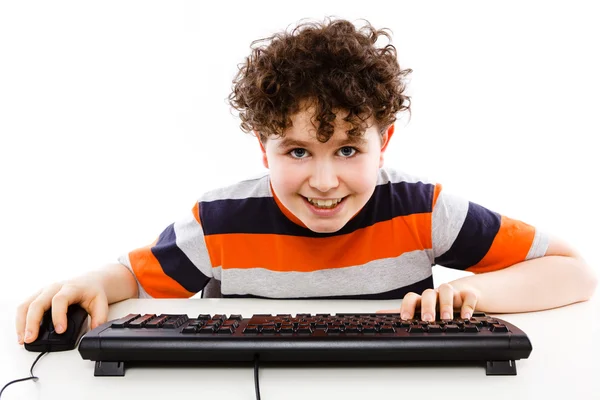 Jongen met behulp van computer geïsoleerd op witte achtergrond — Stockfoto