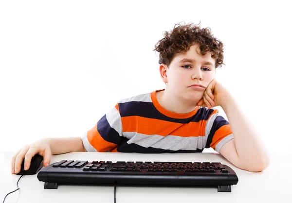 Αγόρι χρησιμοποιώντας υπολογιστή που απομονώνονται σε λευκό φόντο — Φωτογραφία Αρχείου