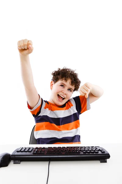 Jongen met behulp van computer geïsoleerd op witte achtergrond — Stockfoto