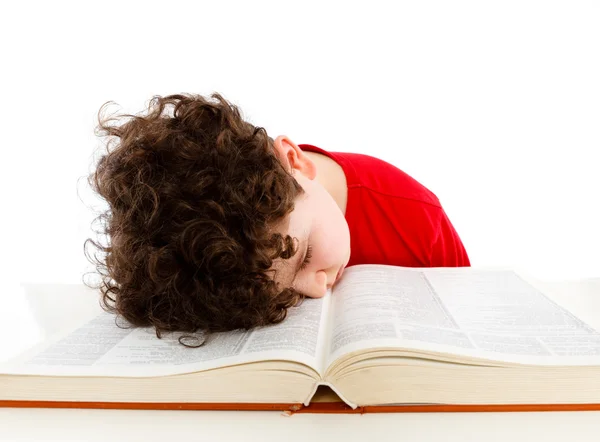 Moe kind slapen op boek — Stockfoto