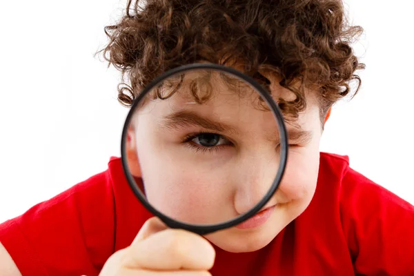 Jongen op zoek via Vergrootglas geïsoleerd op wit — Stockfoto