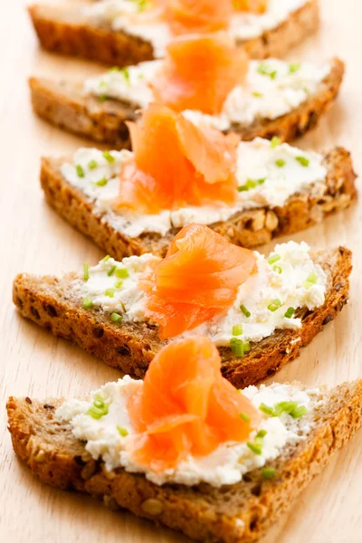 Brot mit Räucherlachs und Frischkäse — Stockfoto