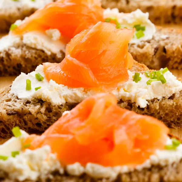 Bread with smoked salmon and cream cheese — Stock Photo, Image