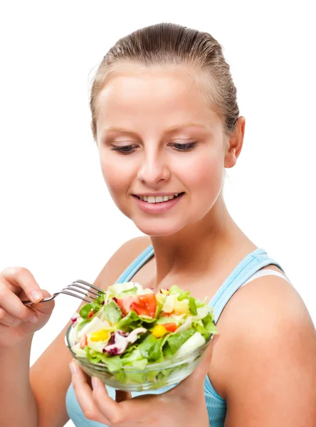 年轻女子吃蔬菜沙拉上白色隔离 — 图库照片