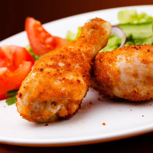 Patas de pollo a la parrilla y verduras sobre fondo blanco — Foto de Stock