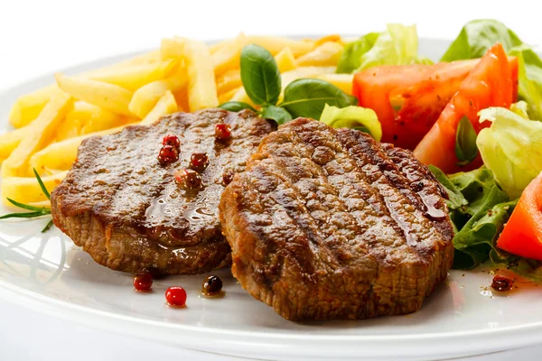 Gegrilde steaks, Franse frietjes en groenten — Stockfoto