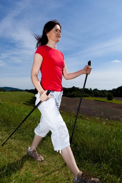 Nordic walking - aktywna kobieta ćwicząca na świeżym powietrzu — Zdjęcie stockowe