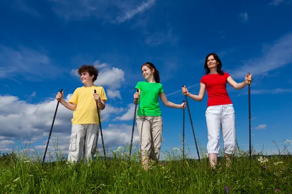 Nordic walking - familia activa caminando al aire libre — Foto de Stock