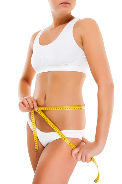 Mulher medindo seu corpo magro isolado no fundo branco — Fotografia de Stock