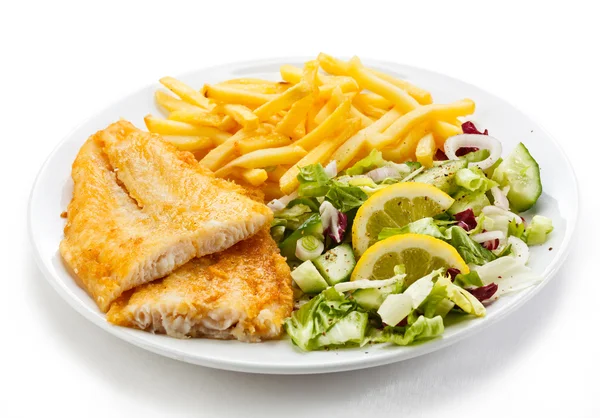 Plato de pescado - filete de pescado frito, papas fritas con verduras —  Fotos de Stock