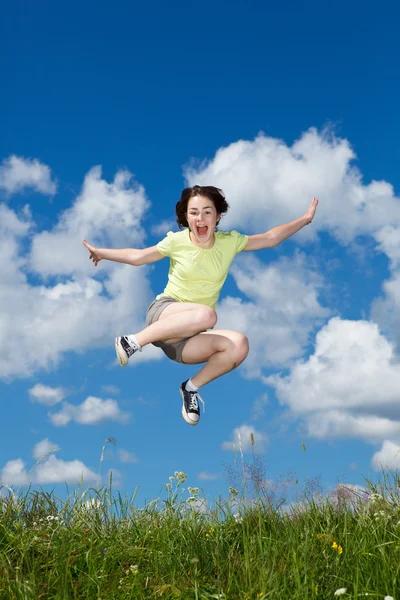 여자 점프, 푸른 하늘에 대 한 실행 — 스톡 사진