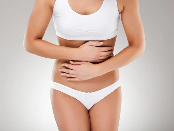 Kobieta masowania bóle żołądka — Zdjęcie stockowe