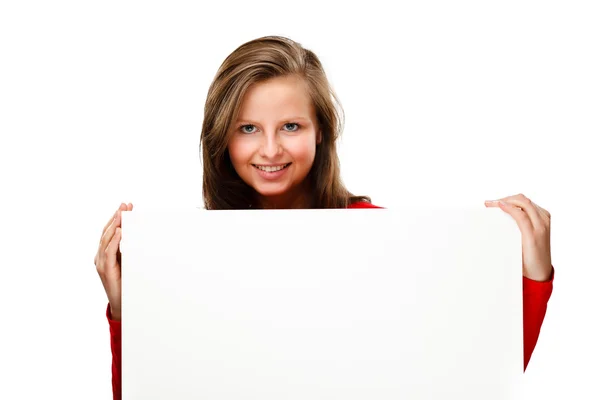 Jeune fille attrayante derrière le tableau vide sur fond blanc — Photo