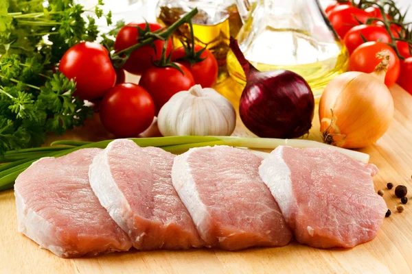 Frisches rohes Schweinefleisch auf Schneidebrett — Stockfoto