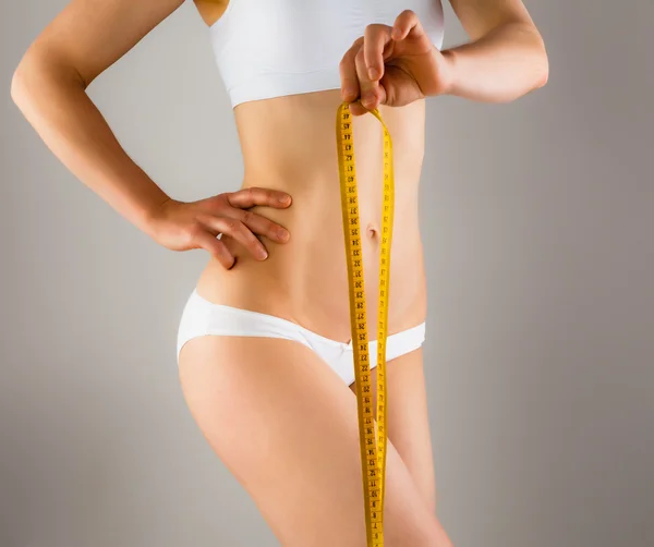 Kvinna mäta smal kropp — Stockfoto