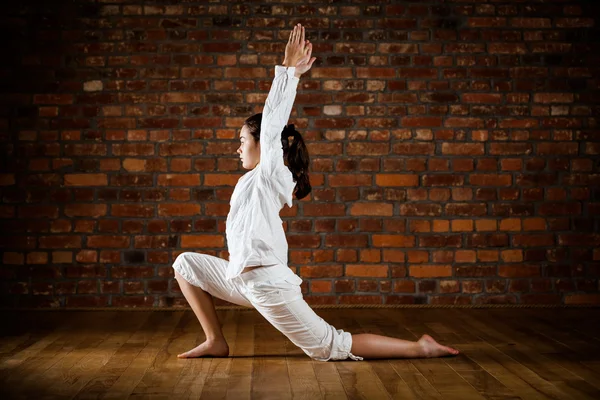 Duvara karşı Yoga egzersiz kadın — Stok fotoğraf