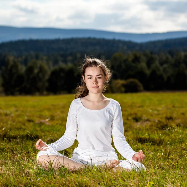 Frau übt Yoga im Freien — Stockfoto