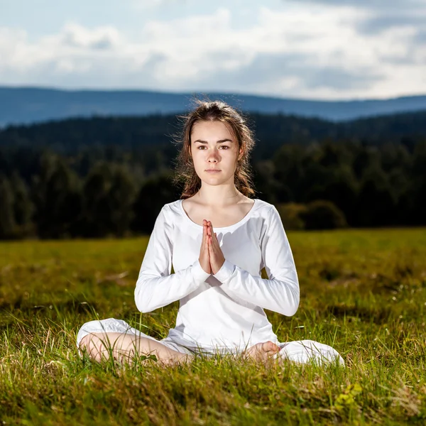 Frau übt Yoga im Freien — Stockfoto