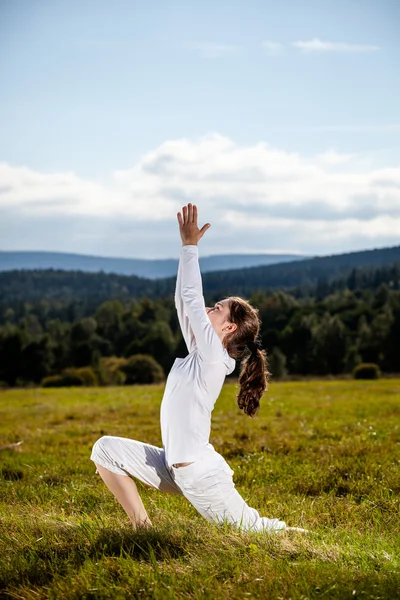 Mujer ejercitando yoga al aire libre —  Fotos de Stock