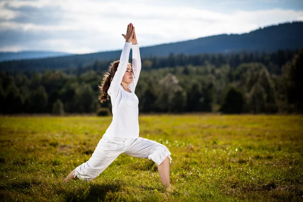 Mujer ejercitando yoga al aire libre — Foto de Stock