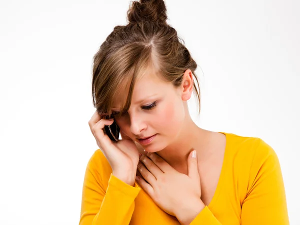 Junge Frau benutzt Handy isoliert auf weißem Hintergrund — Stockfoto