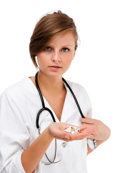 Ung kvinnlig läkare håller piller isolerad på vit bakgrund — Stockfoto