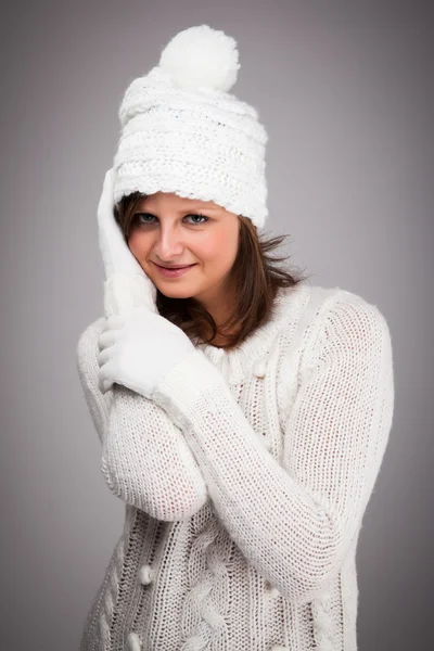 Giovane donna attraente vestita con abiti invernali — Foto Stock