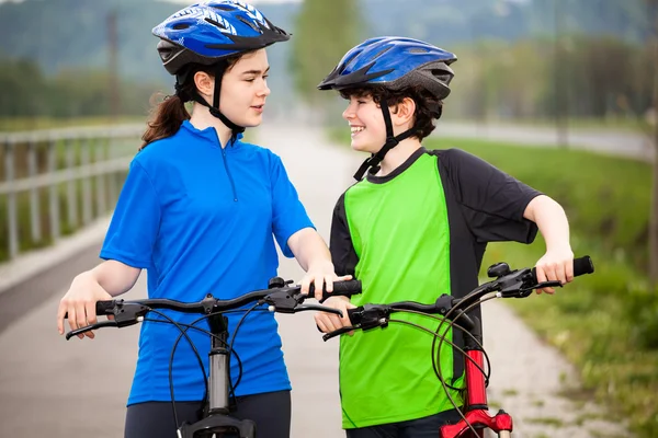 Flicka och pojke cykling — Stockfoto