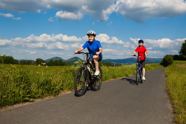 Flickor ridning cyklar — Stockfoto