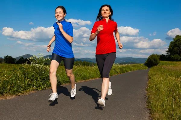 Donne che corrono, saltano all'aperto — Foto Stock