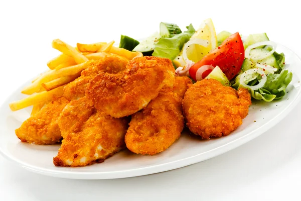 Nuggets de frango frito, batatas fritas e legumes — Fotografia de Stock