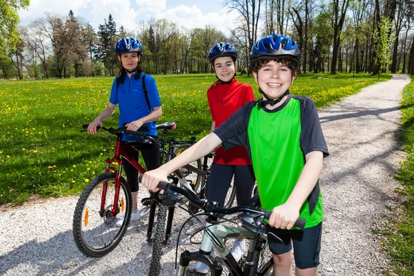 骑自行车的活跃家庭 — 图库照片