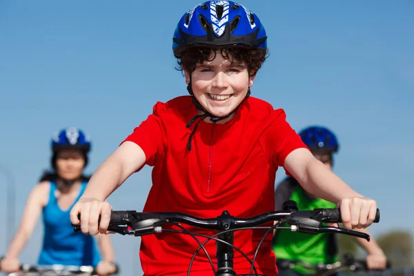 Actieve familie fietsen — Stockfoto