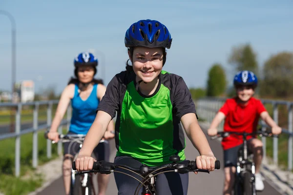 Actieve familie fietsen — Stockfoto