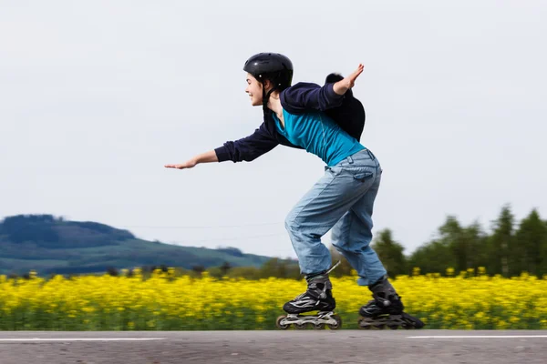 Chica patinando —  Fotos de Stock