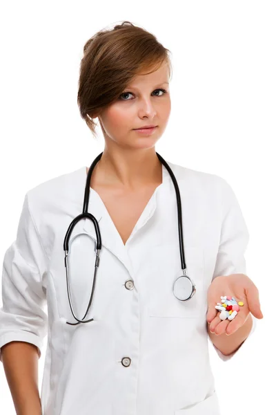 Jovem médico segurando pílulas isoladas em fundo branco — Fotografia de Stock