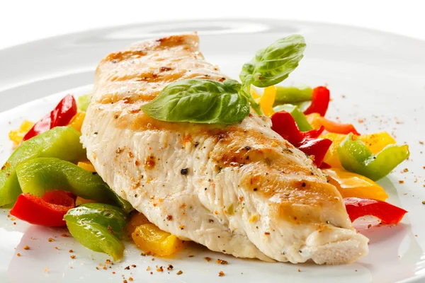 Grilled chicken breasts and vegetables — Stock Photo, Image