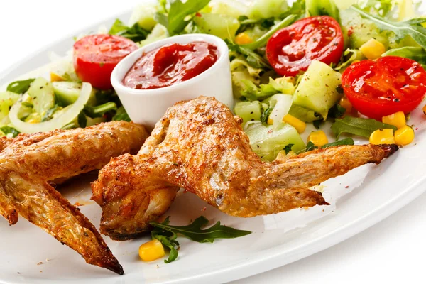 Izgara sebze salatası ile tavuk kanatları — Stok fotoğraf