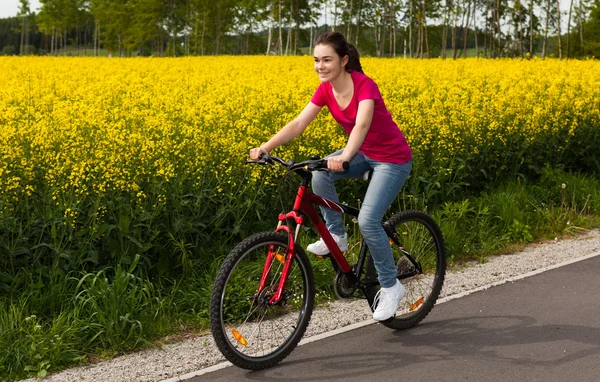 Flicka cykling — Stockfoto