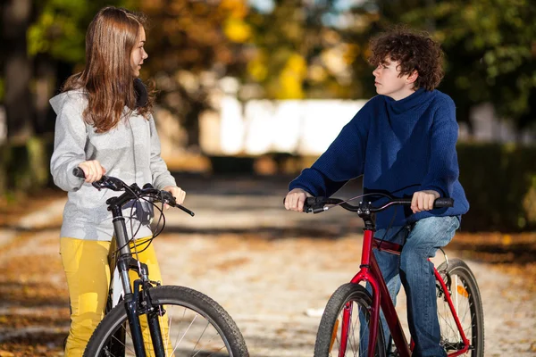 Urban cykling - tonåringar ridning cyklar i city — Stockfoto