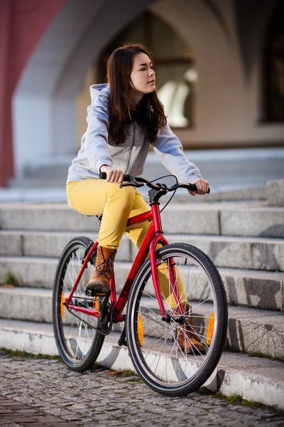 Urban cykling - tonårig flicka och cykel i staden — Stockfoto