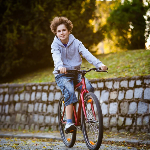 Stedelijke fietsen - tiener en fiets in de stad — Stockfoto