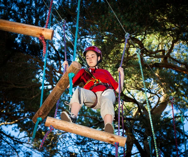 Menina escalando no parque de aventura — Fotografia de Stock