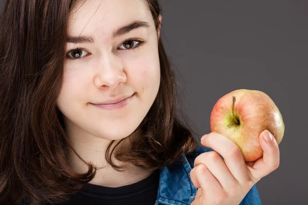 Mädchen hält Apfel — Stockfoto
