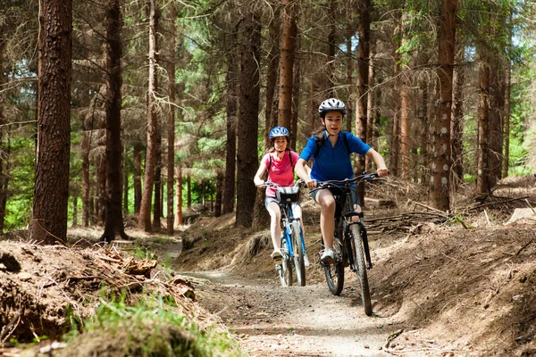 Ragazze in sella biciclette — Foto Stock