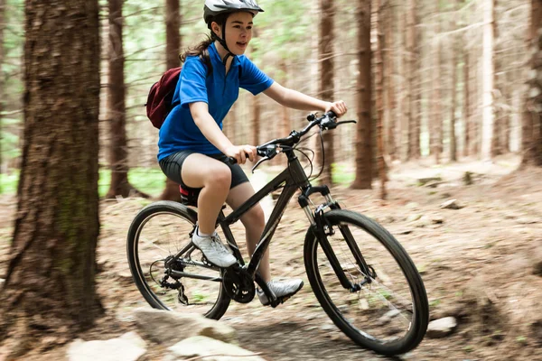 Ragazza in bicicletta — Foto Stock