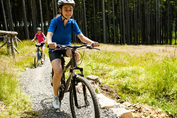 Chicas montando bicicletas —  Fotos de Stock