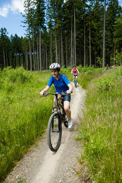 Meisjes rijden fietsen — Stockfoto