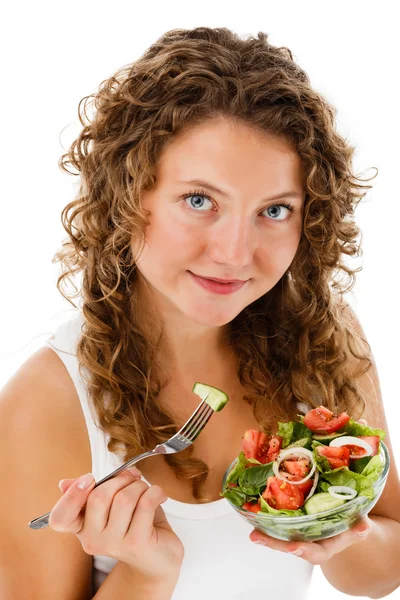 Jeune femme manger salade de légumes isolé sur fond blanc — Photo