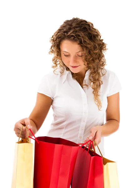 Jeune femme tenant des sacs à provisions isolés sur fond blanc — Photo